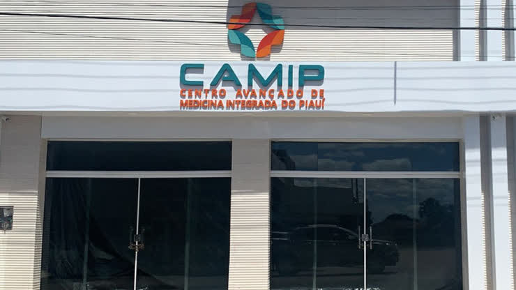 Fachada da unidade de Canto do Buriti, prédio branco de dois pavimentos com o letreiro CAMIP acima das portas de vidro.