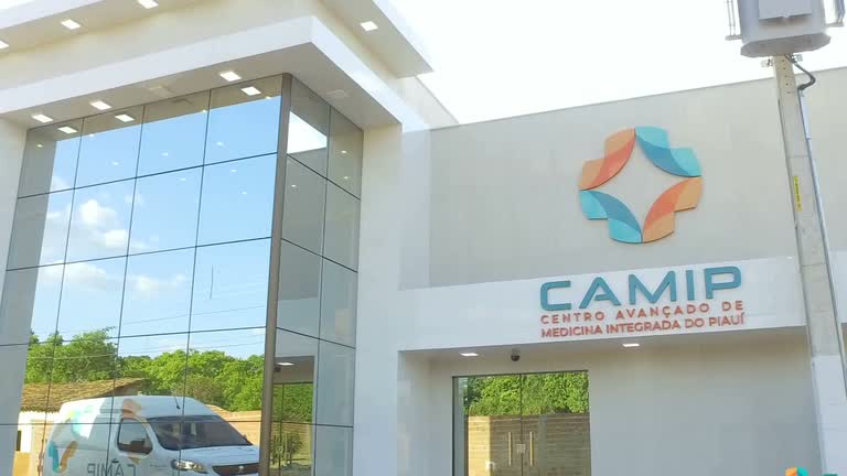 Fachada da unidade de Rio Grande do Piauí, prédio claro com entrada de vidro e o letreiro CAMIP na parede.